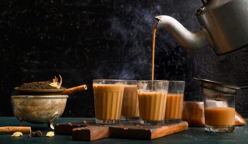 Indian,Masala,Chai,Or,Tea,In,Traditional,Glasses,,With,Kettle,